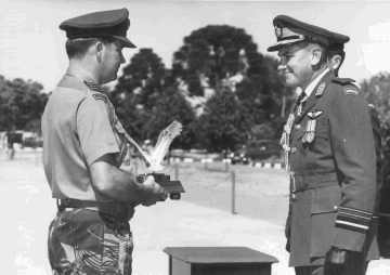 Sqn Ldr Harold Griffith receives the Jacklin Trophy